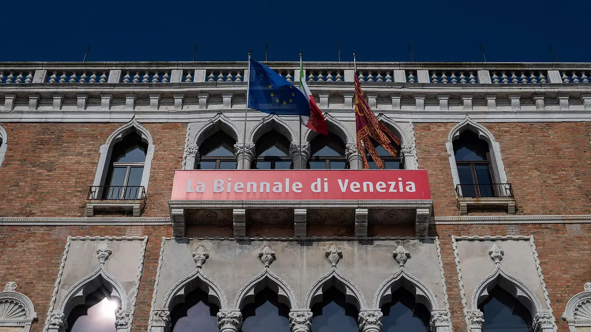 Еврокомиссия прекратила выплату гранта в размере 2 млн евро Венецианской биеннале современного искусства, выразив политическое несогласие с участием официального павильона России.