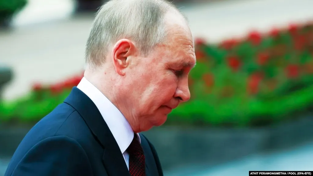 Очередной еженедельный опрос ВЦИОМ зафиксировал седьмое подряд снижение одобрения деятельности Владимира Путина и падение уровня доверия к нему до одних из минимальных значений за последние четыре года.