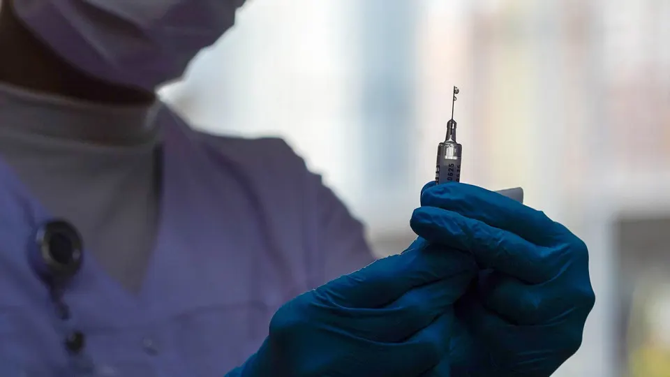 В российских научных центрах работают над генотерапевтическим препаратом, который должен замедлять клеточное старение за счёт блокировки рецептора RAGE. Проект реализуется в рамках нацпроекта по новым технологиям сбережения здоровья и рассматривается как одно из ключевых направлений борьбы с возрастными изменениями организма.