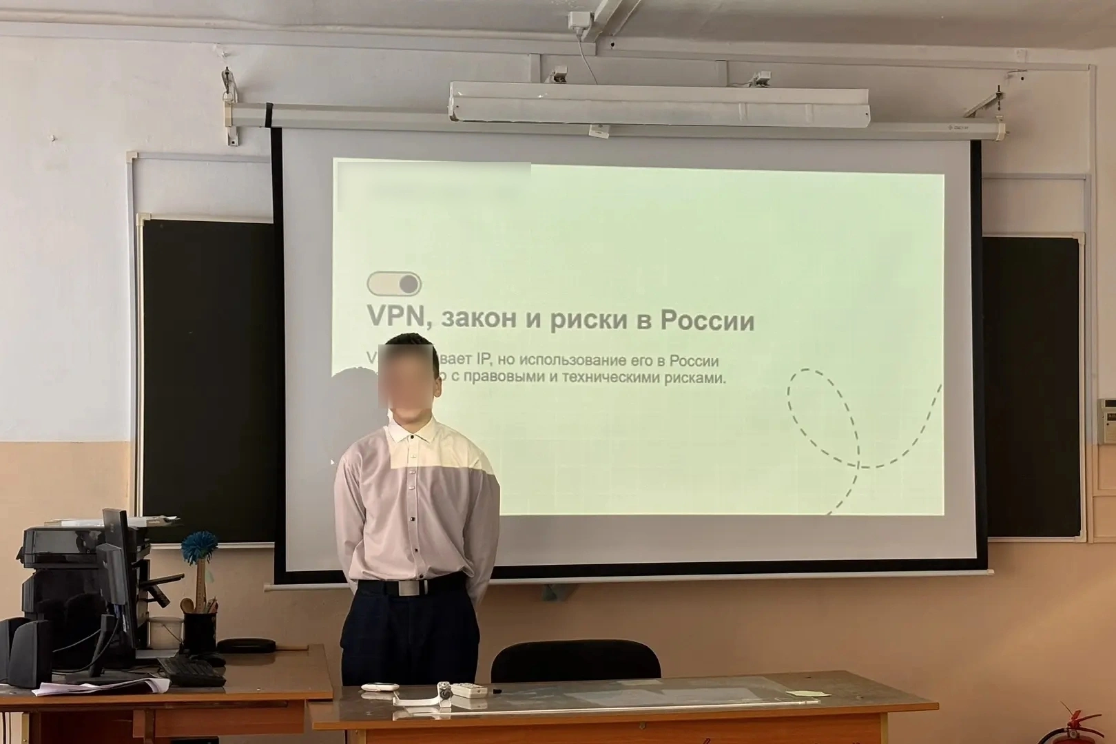 В учебных заведениях разных регионов России начали проводить специальные занятия, на которых школьникам и родителям рассказывают о рисках использования VPN, утечке персональных данных и юридических последствиях онлайн-активности.