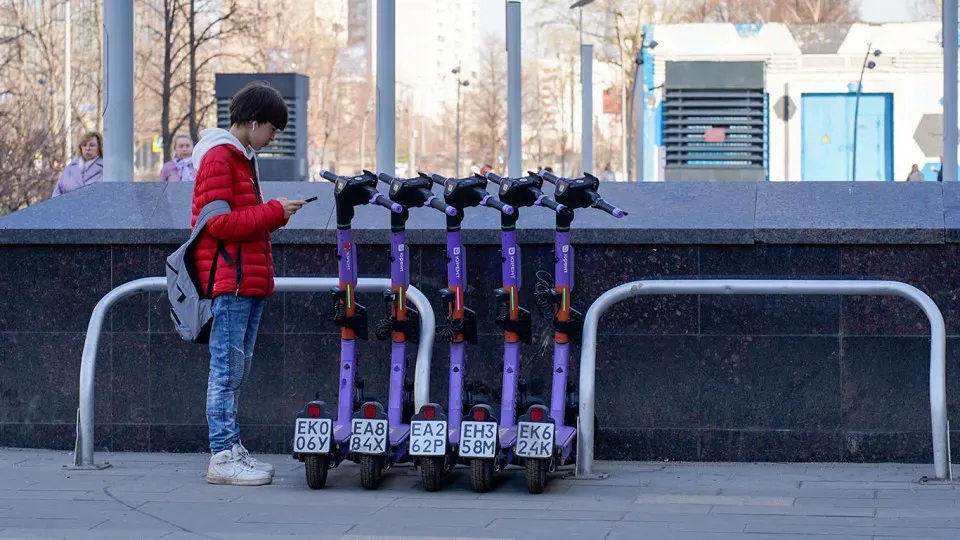 Столичный вуз предложил сделать аренду и контроль электросамокатов через государственный мессенджер Max, одновременно расширив его функции и усилив сбор данных о поездках пользователей.