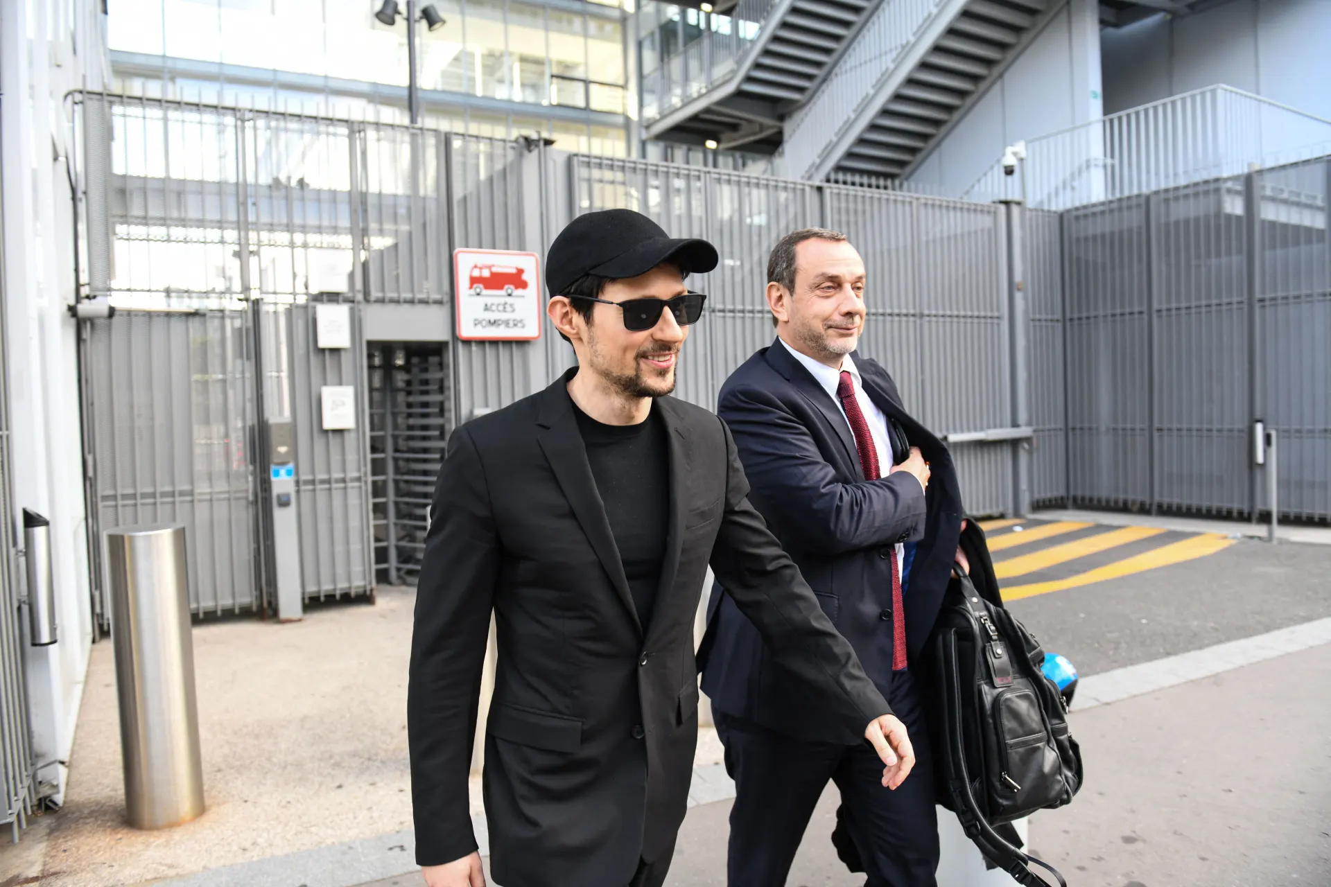 Основатель Telegram опубликовал шансон-композицию «Свой живой интернет», созданную с помощью нейросети. Трек посвящён ограничениям в сети и обходу блокировок на фоне давления на мессенджер и сообщений о его статусе подозреваемого в России.