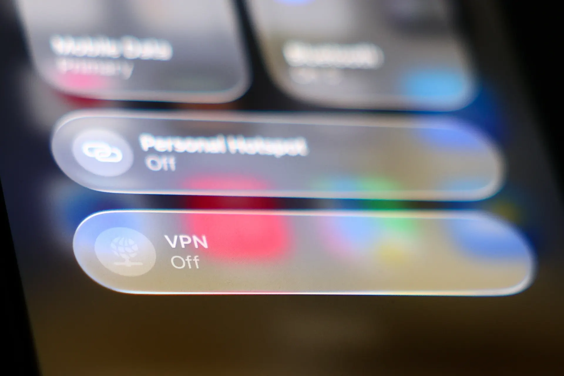 После требований ограничивать доступ через VPN некоторые площадки, ранее недоступные при включённом туннеле, вернулись к работе для части пользователей, тогда как другие по‑прежнему требуют отключения VPN.