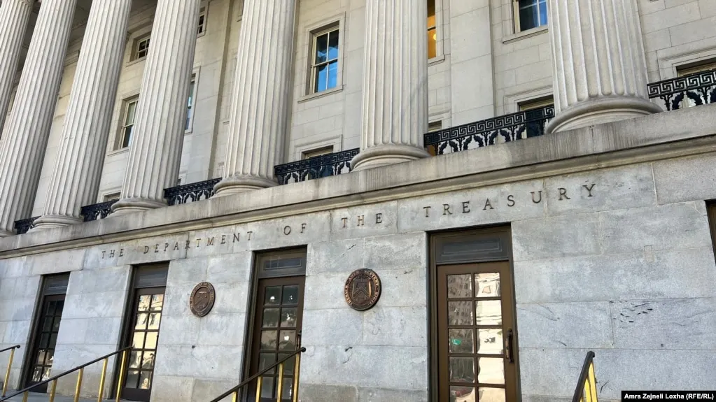 Министерство финансов США объявило о новом пакете санкций против восьми физических и четырех юридических лиц из Ирана, Турции и ОАЭ, которых обвиняют в помощи Тегерану в закупке оружия и восстановлении запасов ракет и беспилотников.