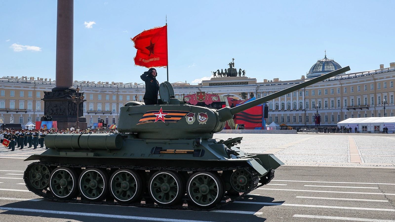 На Дворцовой площади установят одну трибуну на примерно 300 человек, туда пригласили ветеранов СВО. Военной техники, включая восстановленный Т‑34, на параде не будет; участие ветеранов Великой Отечественной войны не предполагается.