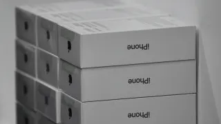 Российские продавцы электроники накопили избыток премиальных смартфонов Apple и Samsung и вынуждены снижать цены на 15–30%, так как спрос на дорогостоящие гаджеты заметно упал в начале 2026 года.