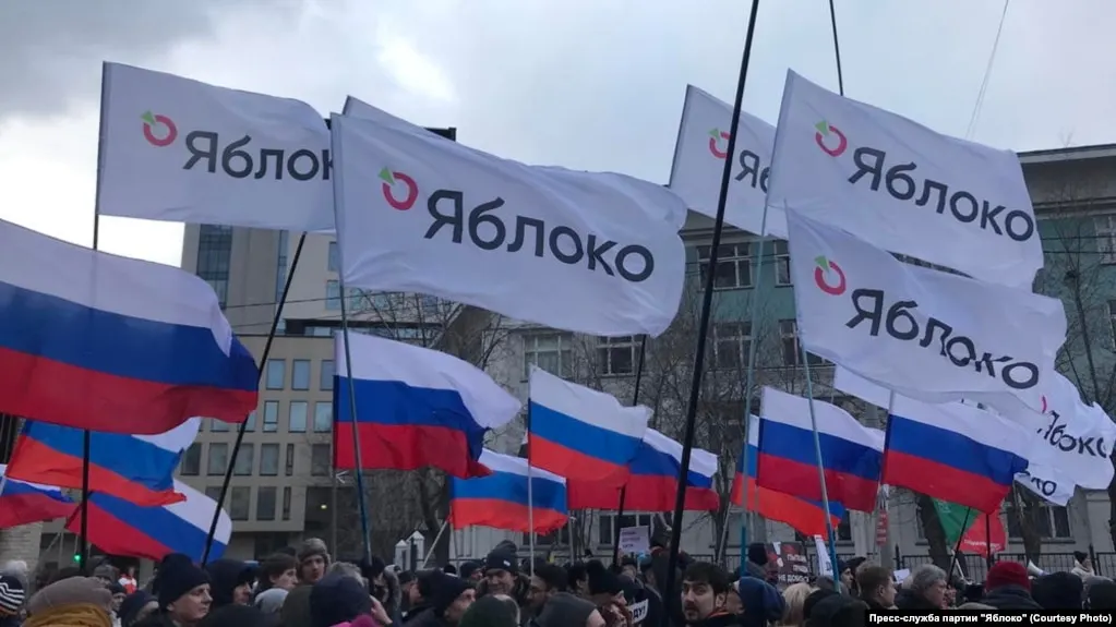 Руководителя иркутского отделения партии «Яблоко» Григория Грибенко после обыска в его квартире обвинили в неповиновении полиции и оставили на ночь в отделе; обыск проходил в рамках дела о «хранении наркотиков», но уголовных обвинений ему не предъявили.