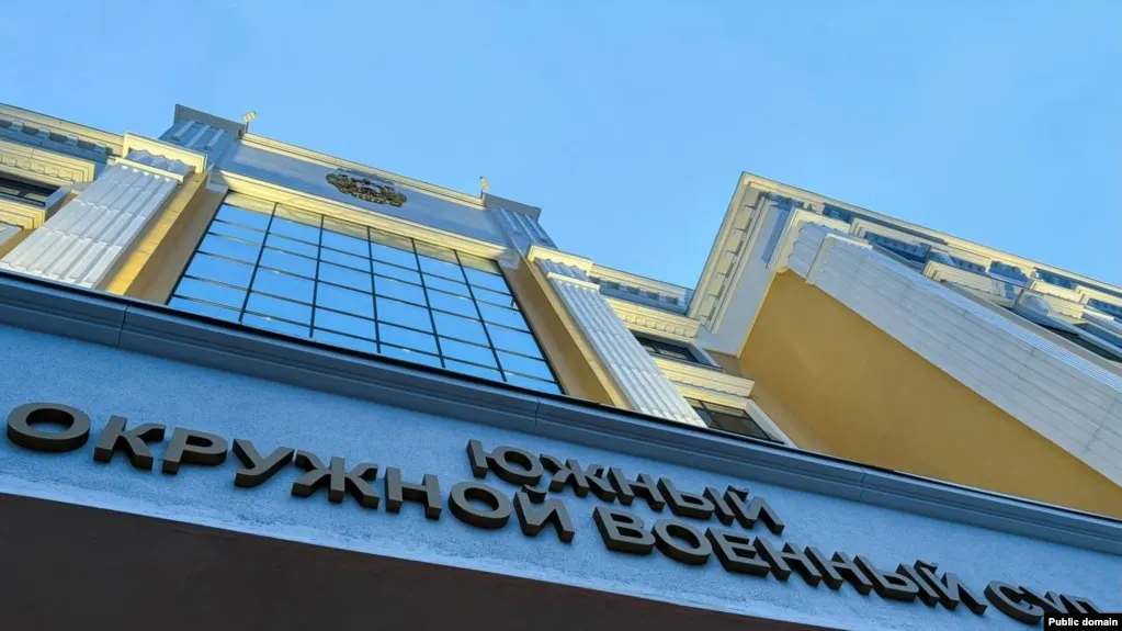 Южный окружной военный суд назначил трём молодым людям из Ростова-на-Дону от восьми до 10 лет лишения свободы по делу о подготовке поджога местных военкоматов. По версии следствия, они собирались использовать бутылки с зажигательной смесью, но были задержаны сотрудниками ФСБ ещё на стадии подготовки.