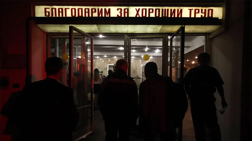 Роструд зафиксировал более 105 тысяч работников бюджетной сферы, рекомендованных к увольнению. Больше всего сокращений ожидается в Москве и регионах, дефицит федерального и региональных бюджетов достиг рекордных значений.