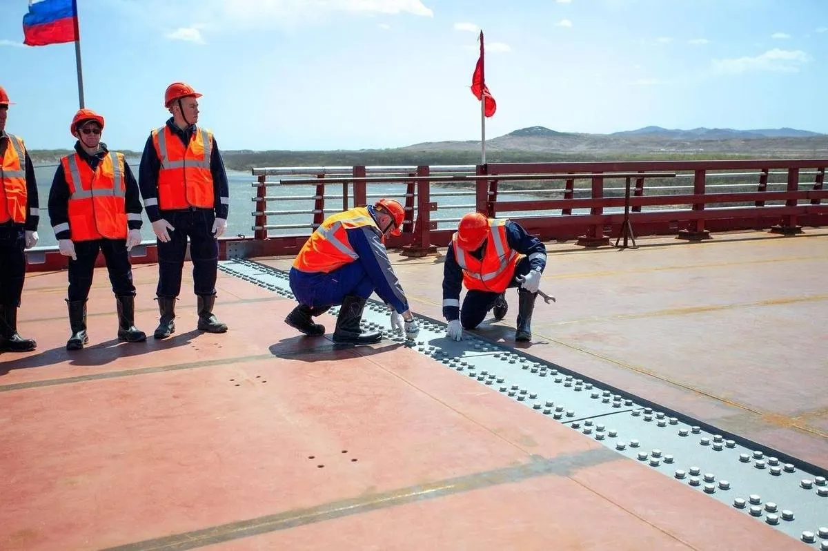 К 2026 году на границе России и КНДР планируют запустить первый прямой автодорожный мост через реку Туманную. Власти рассчитывают, что переход улучшит логистику и расширит взаимную торговлю.