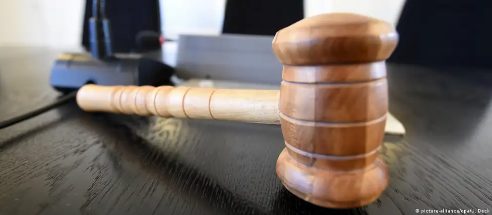 Суд признал 24‑летнего мужчину виновным в демонстрации запрещённой символики и назначил год исправительных работ; материалы дела опирались на рапорт сотрудника Центра «Э», а ранее Верховный суд признал «Международное движение сатанизма» экстремистским.