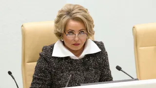 Спикер Совета Федерации Валентина Матвиенко назвала «обезлюдение территорий» стратегической угрозой для России и предложила рецепт выхода из демографического кризиса: россияне, по её словам, должны переезжать из мегаполисов в просторные дома по всей стране, заводить большие семьи и благоустраивать дворы, высаживая цветы. На фоне этих заявлений статистика фиксирует исторический минимум рождаемости и почти 600 тысяч человек естественной убыли населения за год.