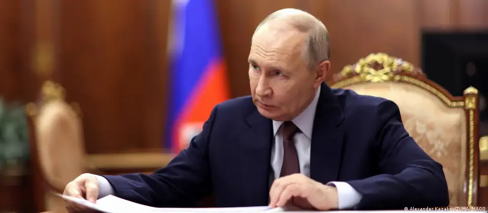 Новый закон меняет порядок декларирования доходов госслужащих: государство перестанет контролировать сделки, совершенные до назначения на должность, а также добрачные сделки супругов, и введет отчетность по совокупному доходу семьи.