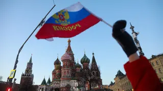 В российской экономике развернулся масштабный кризис неплатежей: просроченная задолженность компаний перед поставщиками и контрагентами достигла 8,2 трлн рублей, что сопоставимо с 3,8% ВВП. Больше всего страдают обрабатывающая промышленность и торговля, а рост долгов эксперты связывают с повышением налогов и сокращением бюджетных расходов.