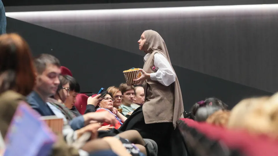 Ассоциация владельцев кинотеатров и крупные прокатчики призвали с конца апреля по майские праздники не показывать зарубежные фильмы без прокатных удостоверений, чтобы усилить поддержку отечественной картины «Литвяк».