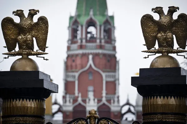 В ряде российских стриминговых сервисов в начале фильмов теперь показывают уведомления о том, что в картинах были удалены или скрыты фрагменты — это связано с практикой самоцензуры и новыми законами.