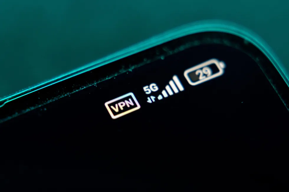 Российская ассоциация разработчиков программного обеспечения призвала власти публично признать неудачность текущей политики интернет-блокировок, ослабить ограничения и создать совместный с ИТ-сообществом орган для выработки новой, более взвешенной стратегии регулирования Рунета.