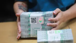 За одну неделю объём наличных в обращении вырос на 240 млрд рублей на фоне отключений мобильного интернета, жёсткого контроля за банковскими переводами и роста блокировок карт.