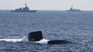 Правительство Японии радикально смягчило многолетние ограничения на экспорт летального вооружения, открыв путь к поставкам ракет, кораблей, подлодок и самолетов за рубеж при строгом государственном контроле и редких исключениях для зон боевых действий.