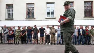 Военное ведомство подготовило поправки, позволяющие проверять военнослужащих на употребление алкоголя прямо в части с помощью экспресс-тестов, без обязательной доставки в медучреждение.