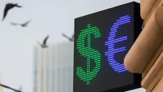 Официальный курс доллара опустился до минимальных значений с февраля 2023 года. Укрепление рубля поддерживают высокие нефтяные цены, рост экспортной выручки и приостановка бюджетного правила.