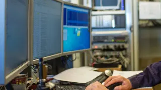 Минцифры подготовило поправки в КоАП: ведомствам и компаниям с госучастием грозят штрафы до 700 тыс. рублей за несвоевременный отказ от иностранного ПО и оборудования на значимых объектах критической инфраструктуры.