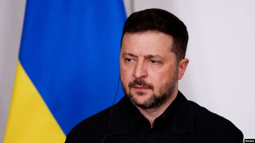 Президент Украины заявил, что российское предложение о временном перемирии на период празднования Дня Победы может быть тактическим приёмом для обеспечения безопасности парада; при этом он поддерживает меры, которые защищают мирных жителей и способствуют обмену пленными.