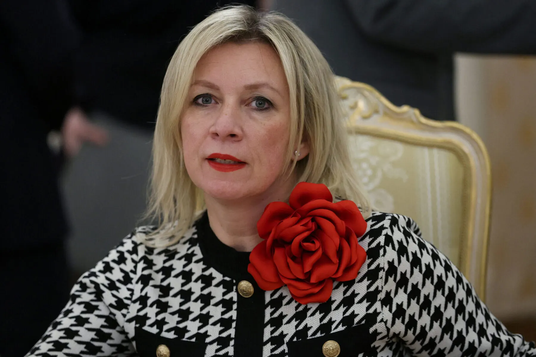 На международном форуме о «традиционных ценностях» официальный представитель МИД России Мария Захарова сослалась на высказывания известных учёных и писателей о русском языке. Проверка показала, что часть цитат не встречается в их работах и напоминает обобщённые формулировки, характерные для текстов, созданных нейросетями.