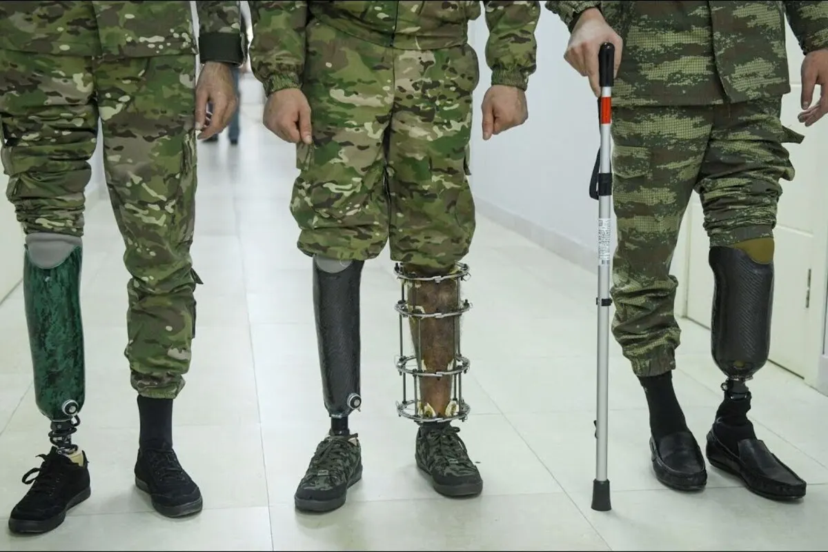 Минтруд предложил расширить действие квот на трудоустройство людей с инвалидностью, включая ветеранов боевых действий, на все подразделения компаний — от филиалов до магазинов и цехов. Правозащитники предупреждают: без компенсаций и льгот нагрузка ляжет на бизнес и может привести к росту штрафов и конфликтов.