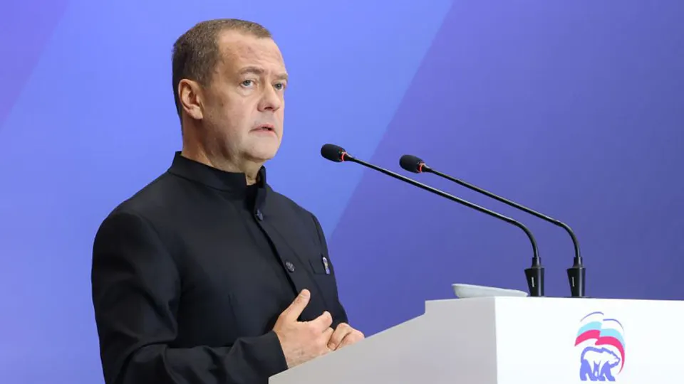 Заместитель председателя Совбеза Дмитрий Медведев предупредил о реальной возможности ядерного апокалипсиса и призвал быть к нему готовыми. На фоне истечения СНВ‑III стороны обсуждают продолжение соблюдения его положений и формат будущих переговоров.