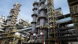 Сызранский нефтеперерабатывающий завод приостановил переработку нефти после атаки беспилотников: аварийно остановлена ключевая установка, ремонт оценивается в одну–две недели, а власти ужесточают контроль над производством топлива.