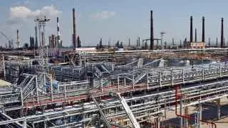 Серия атак беспилотников привела к остановке переработки нефти на Новокуйбышевском, Туапсинском и ряде других крупных НПЗ, что уже отражается на поставках топлива и торговле нефтепродуктами.