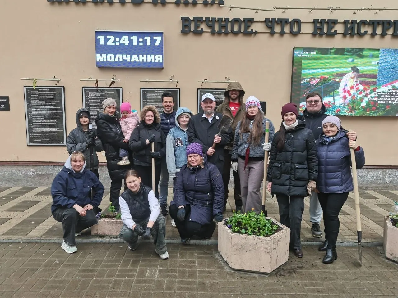 Около 200 тысяч жителей Петербурга приняли участие в городском субботнике: горожане и общественные организации наводили порядок во дворах, парках и у памятных мест во всех районах города.