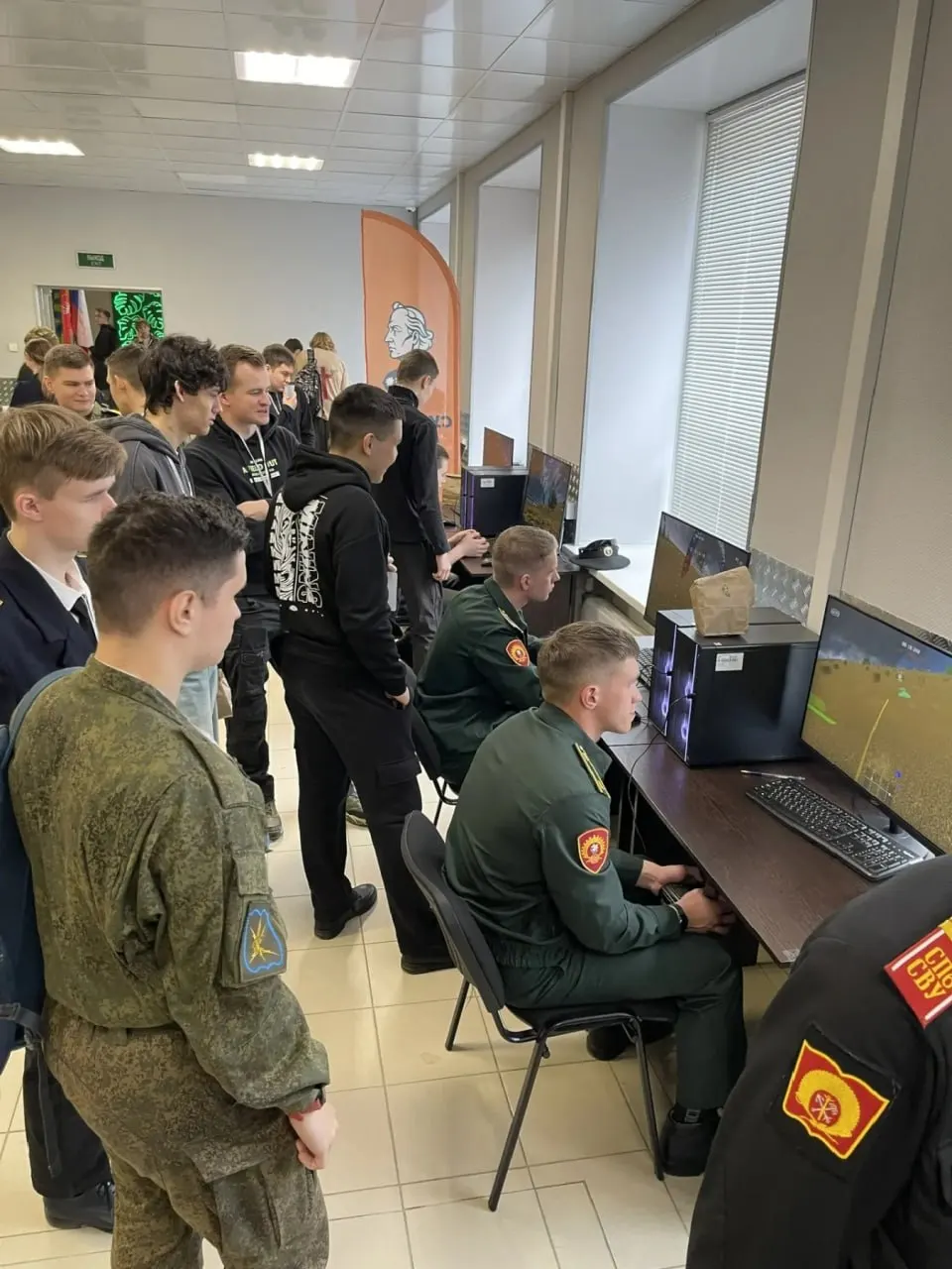 В соревнованиях участвуют 70 студентов из 14 петербургских вузов; финал пройдёт в декабре, призовой фонд — 300 тысяч рублей.