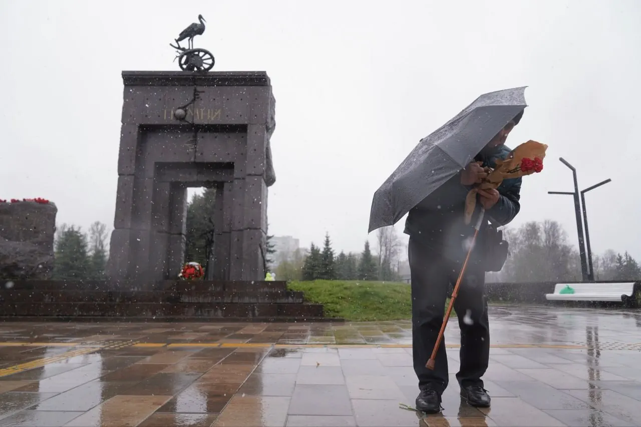 Утром у монумента в парке имени Сахарова появились первые цветы, однако к 11:00 пришло меньше горожан, чем в предыдущие годы. Взрыв на Чернобыльской АЭС произошёл в ночь на 26 апреля 1986 года — в ликвидации участвовали сотни тысяч людей, были эвакуированы Припять и соседние населённые пункты, загрязнению подверглись сотни тысяч квадратных километров.