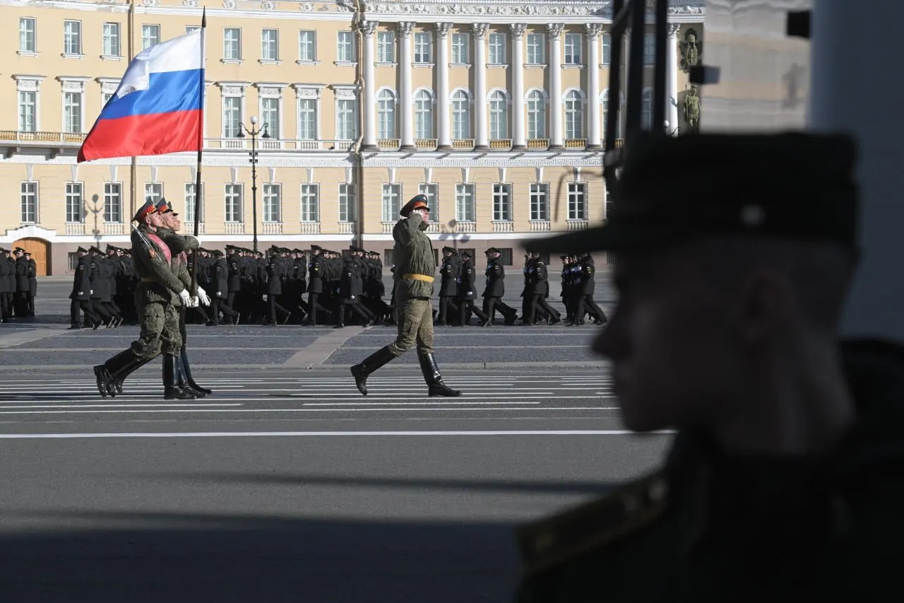 После совещания по обеспечению правопорядка при участии губернатора Александра Беглова план проведения 9 мая в Петербурге пересмотрен: количество приглашений на Дворцовую площадь значительно уменьшено, а окончательное решение по очному проведению «Бессмертного полка» ещё не принято.