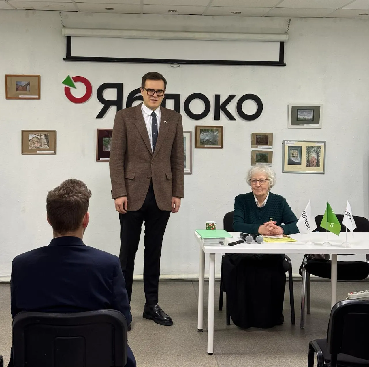На брифинге объявили, что 34‑летний Дмитрий Анисимов сменит Александра Шишлова в составе фракции «Яблоко» в Законодательном собрании Санкт‑Петербурга.