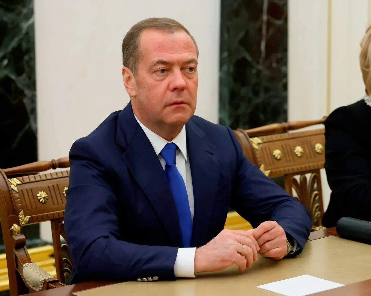 Экс‑президент и председатель партии Дмитрий Медведев примет участие в петербургском партийном форуме, посвящённом вопросам здравоохранения и поддержке семей с детьми; во время приездов высоких гостей в городе нередко возникают заторы и временные ограничения.