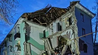 В Сызрани в результате удара беспилотника по многоэтажному дому частично обрушился подъезд, из-под завалов спасены дети; на фоне массированной атаки дронов ограничения затронули аэропорты сразу нескольких регионов.