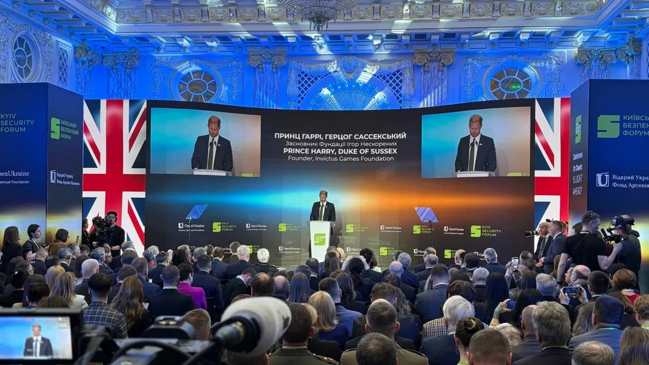 Принц Гарри, посетивший Киев как частное лицо, выступил на форуме, призвал Владимира Путина остановить боевые действия и напомнил США о данных Украине гарантиях безопасности.