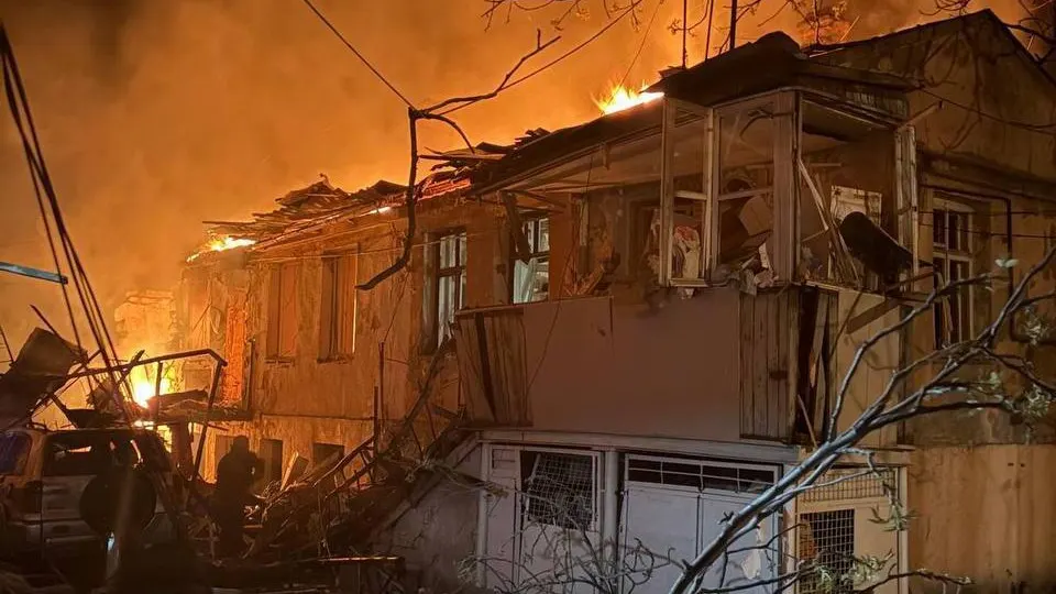 В ночь на 24 апреля российские беспилотники нанесли массированный удар по Одессе: повреждены жилые дома, погибли двое, 15 человек ранены. Атаки по украинским городам с применением дронов и ракет продолжаются с середины апреля и приводят к все новым жертвам среди мирного населения.