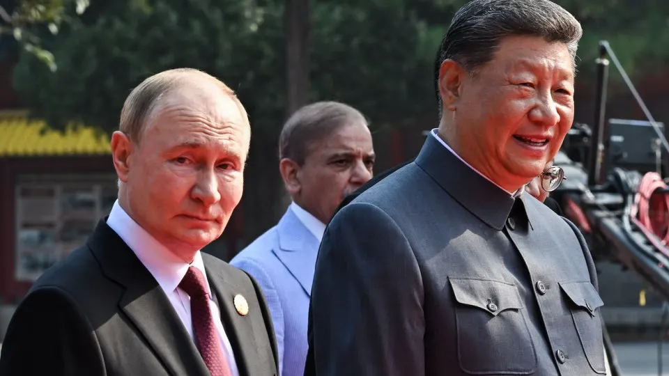 Правительственный макропрогноз показывает, что Россия не сможет резко увеличить экспорт газа в Китай в ближайшие годы: рост поставок обеспечат только уже действующие и согласованные маршруты, а перспективы «Силы Сибири‑2» остаются неопределёнными.