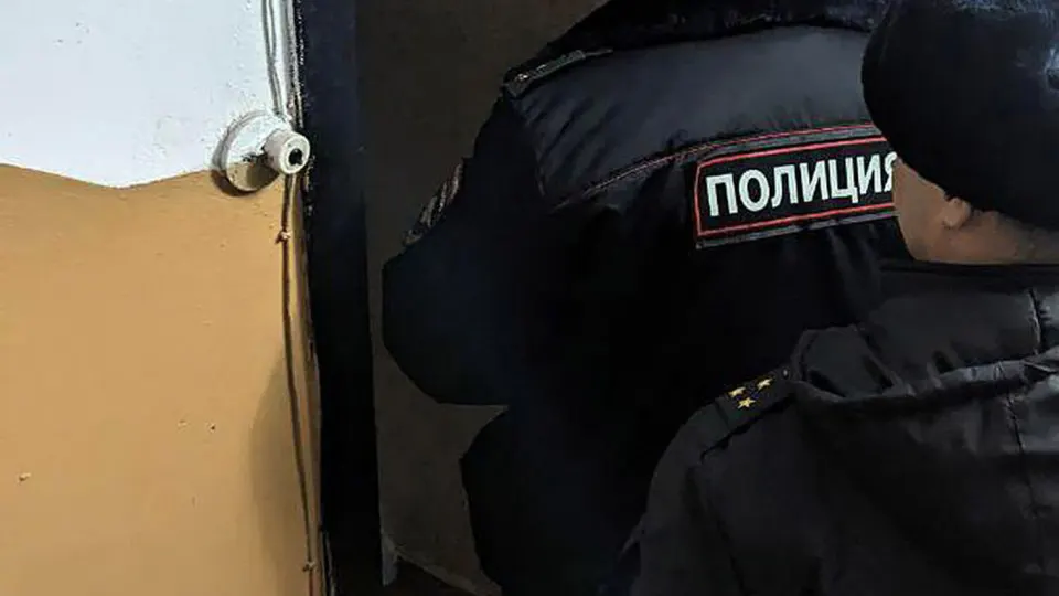 Двое молодых людей оставили у дверей трёх сотрудников Роскомнадзора молотки со следами бурой жидкости, похожей на кровь. ФСБ обнаружила и задержала подозреваемых, один из них — несовершеннолетний. Возбуждено уголовное дело о хулиганстве. Инцидент произошёл на фоне масштабной блокировки мессенджера Telegram в России и резкого роста спроса на VPN-сервисы.