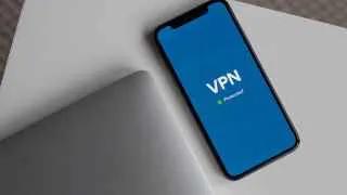 Участники рынка VPN предупреждают: в ближайшие дни оплата таких сервисов с российских банковских карт может быть заблокирована, а зачистка серверов усилится из‑за новых требований к хостинг-провайдерам.