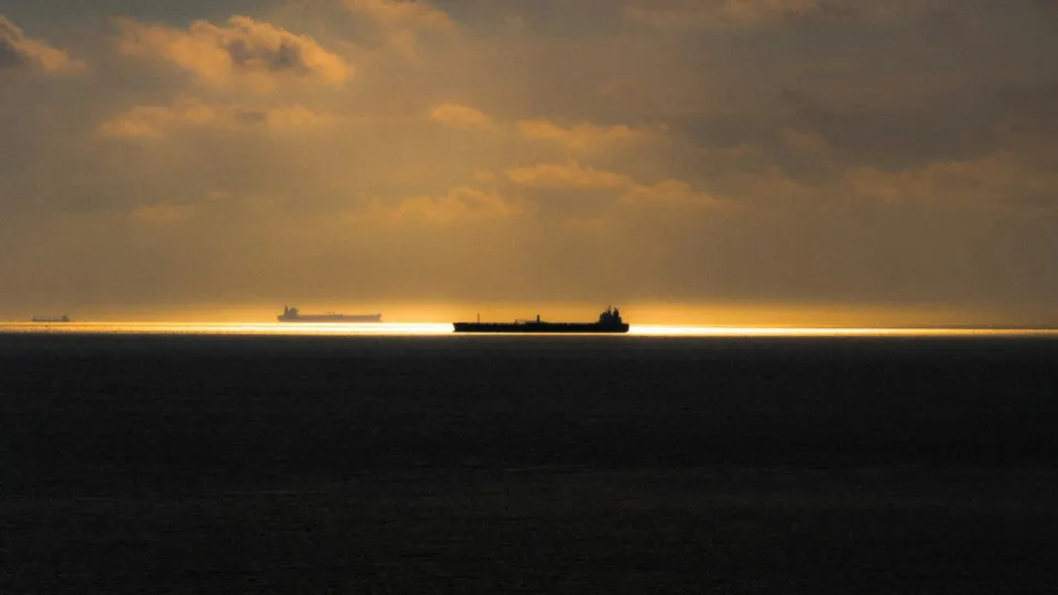 Часть подсанкционных танкеров с российской нефтью начала избегать шведских и британских вод, выбирая более длинные и дорогие маршруты из Балтики, чтобы снизить риск досмотров и задержаний.