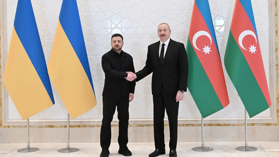 Президент Азербайджана Ильхам Алиев на встрече с Владимиром Зеленским в Габале подтвердил поддержку территориальной целостности Украины и сообщил о планах развития военно‑технического и экономического сотрудничества между двумя странами.