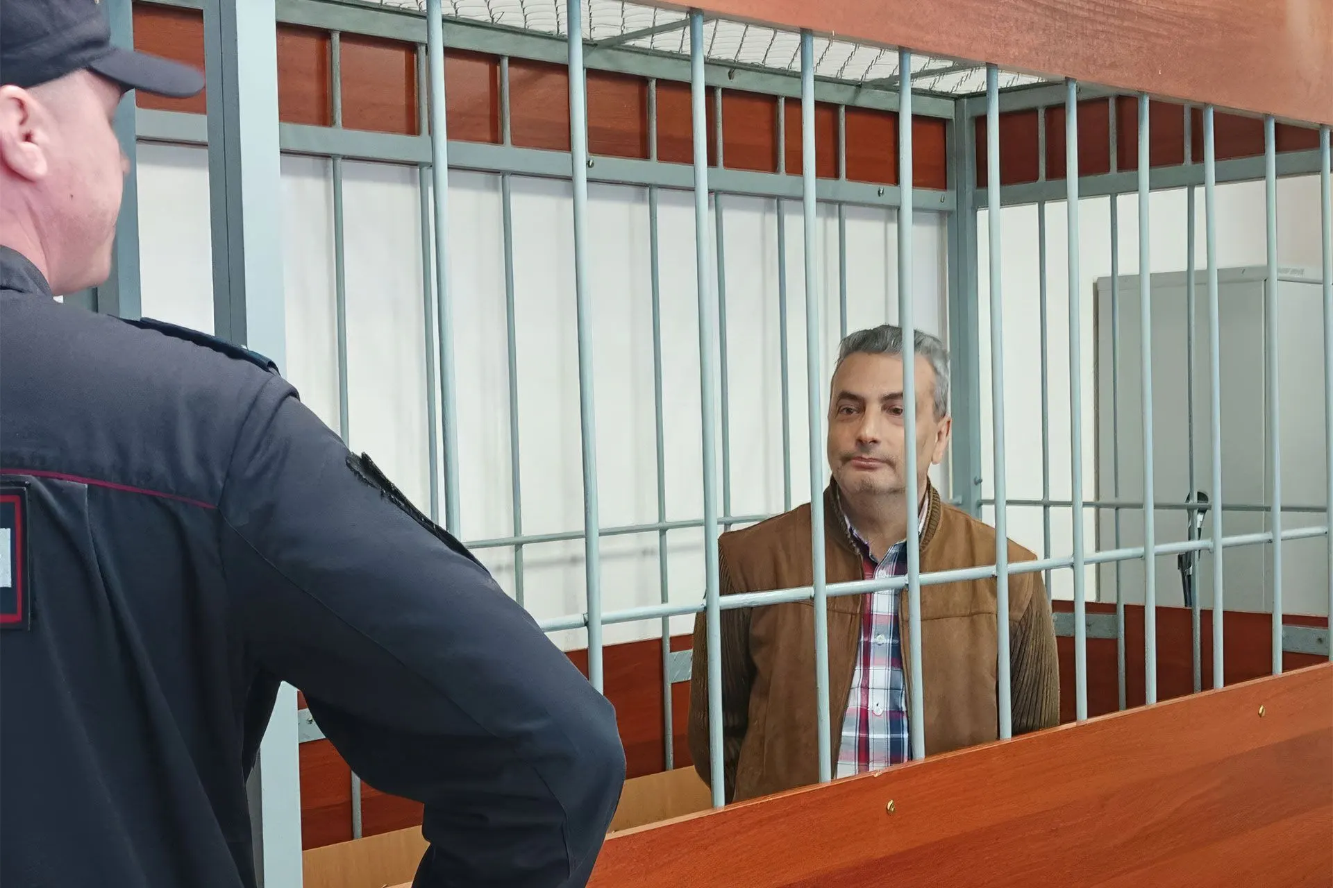 Суд удовлетворил ходатайство прокуратуры о продлении содержания под стражей. Политик просил домашний арест; шесть известных людей подали поручительства в его поддержку. Ему предъявлены несколько уголовных обвинений, включая публикации про армию и дело об «иноагентах».