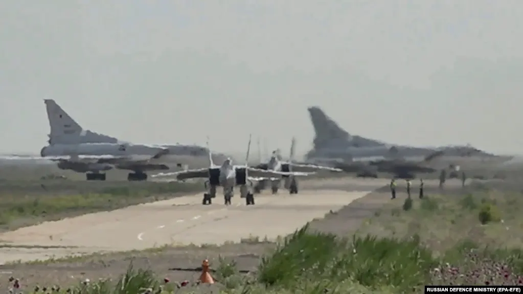 Российское военное ведомство заявило о переброске специальных боеприпасов в полевые пункты ракетной бригады в Беларуси в ходе совместных учений, при этом опубликованы кадры транспортировки и приведены данные о масштабах манёвров.