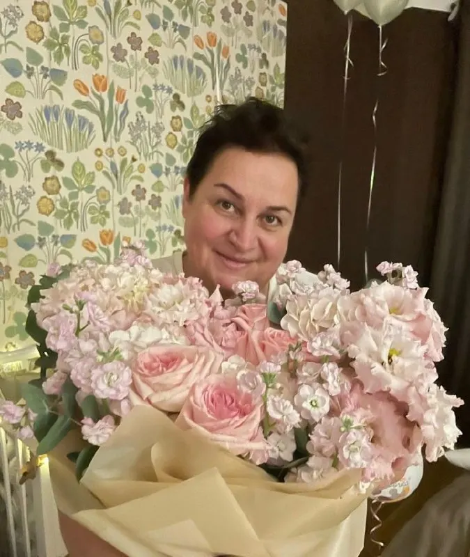 Наталья Вяхирева умерла 24 мая. Ей поставили диагноз рак сигмовидной кишки IV стадии с метастазами, лечение проходило в НМИЦ онкологии им. Н.Н. Блохина; на дорогие препараты собирали деньги.