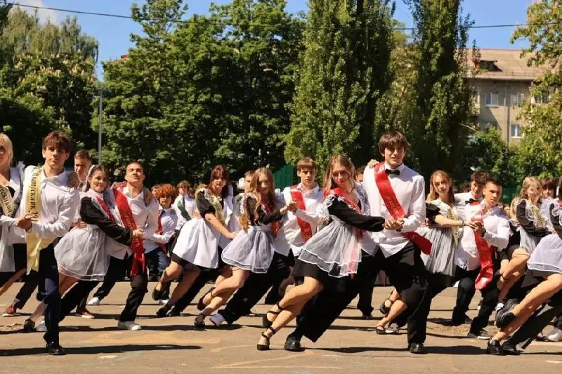 Последний звонок в Калининграде прозвучал для 3 090 одиннадцатиклассников и 6 790 девятиклассников — выпускников стало больше по сравнению с 2025 годом.
